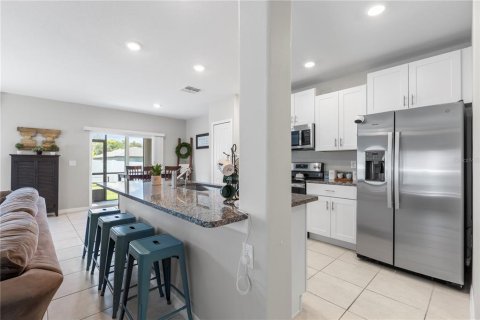 House in Zephyrhills, Florida 4 bedrooms, 163.88 sq.m. № 1804919 - photo 13