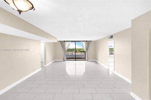 Кондоминиум с 2 спальнями в Халландейл-Бич, Флорида № 2066200