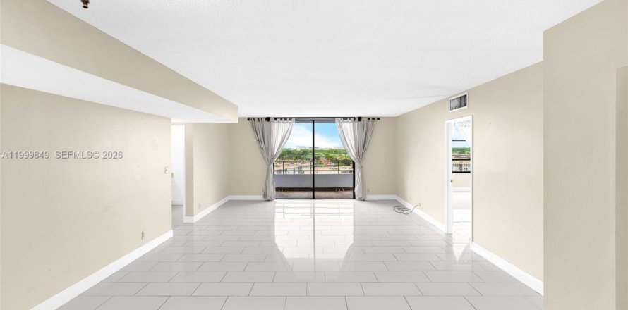 Кондоминиум с 2 спальнями в Халландейл-Бич, Флорида № 2066200