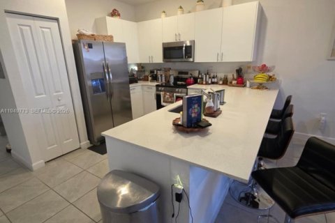 Снять в аренду таунхаус в Хомстед, Флорида 3 спальни, 129.41м2, № 2005540 - фото 2