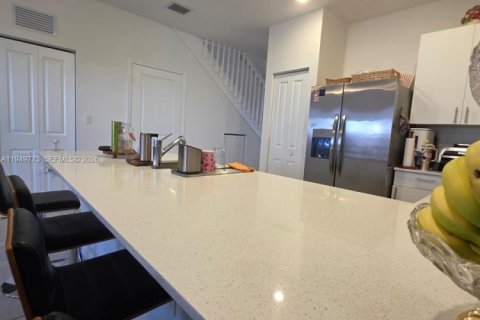 Снять в аренду таунхаус в Хомстед, Флорида 3 спальни, 129.41м2, № 2005540 - фото 3