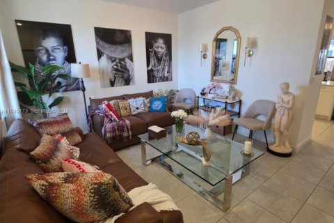 Снять в аренду таунхаус в Хомстед, Флорида 3 спальни, 129.41м2, № 2005540 - фото 8