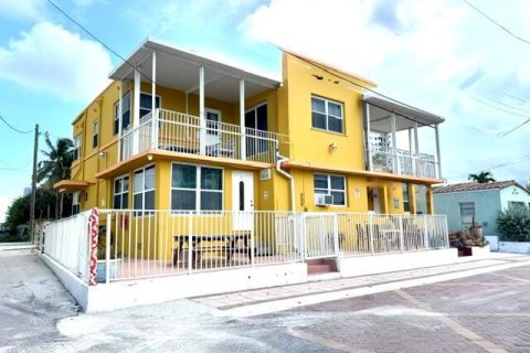 Commercial property in Hollywood, Florida 322.93 sq.m. № 2240684 - photo 4