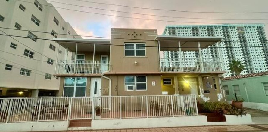 Commercial property in Hollywood, Florida 322.93 sq.m. № 2240684