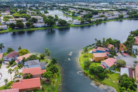 Adosado en venta en Pembroke Pines, Florida, 3 dormitorios, 131.92 m2 № 1890063 - foto 3