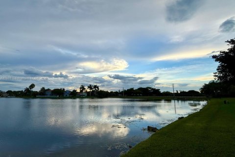Adosado en venta en Pembroke Pines, Florida, 3 dormitorios, 131.92 m2 № 1890063 - foto 28