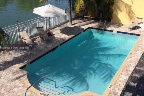 Снять в аренду кондоминиум в Майами-Бич, Флорида 1 спальня, 56.02м2, № 1941324 - фото 1