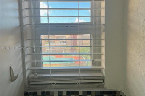 Condo in Hialeah, Florida, 2 bedrooms  № 1975143 - photo 18