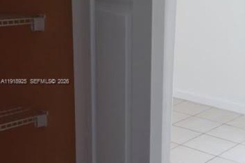 Condo in Hialeah, Florida, 2 bedrooms  № 1975143 - photo 19