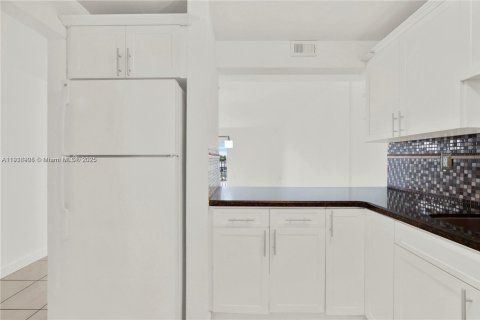 Снять в аренду кондоминиум в Хайалиа, Флорида 2 спальни, 92.72м2, № 1975143 - фото 3