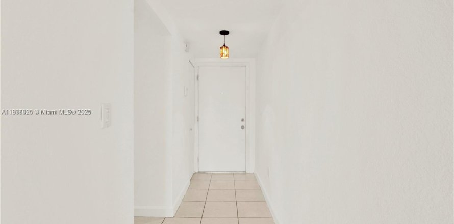 Кондоминиум с 2 спальнями в Хайалиа, Флорида № 1975143