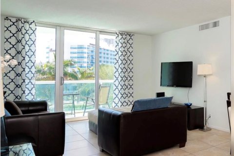 Condo in Hollywood, Florida, 1 bedroom  № 2052823 - photo 2
