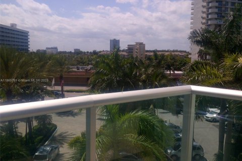 Condo in Hollywood, Florida, 1 bedroom  № 2052823 - photo 4