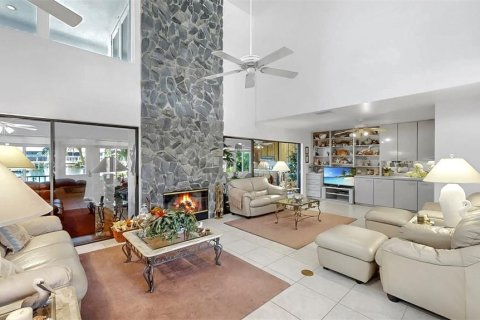 House in Apollo Beach, Florida 3 bedrooms, 357.67 sq.m. № 1905643 - photo 17