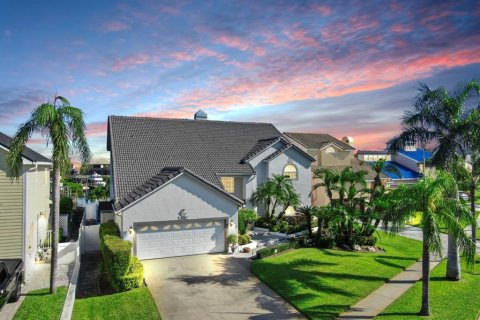 House in Apollo Beach, Florida 3 bedrooms, 357.67 sq.m. № 1905643 - photo 4