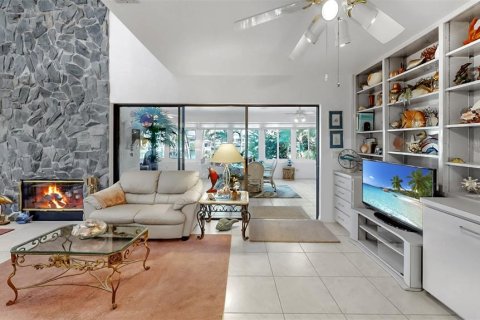 House in Apollo Beach, Florida 3 bedrooms, 357.67 sq.m. № 1905643 - photo 19