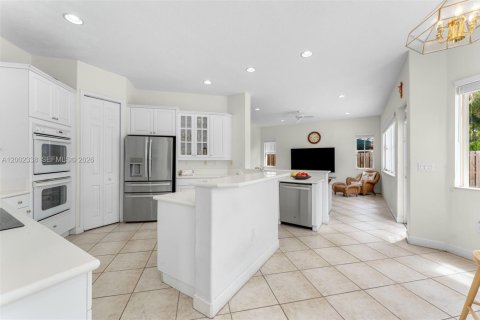 House in Doral, Florida 6 bedrooms, 328.97 sq.m. № 2066277 - photo 8