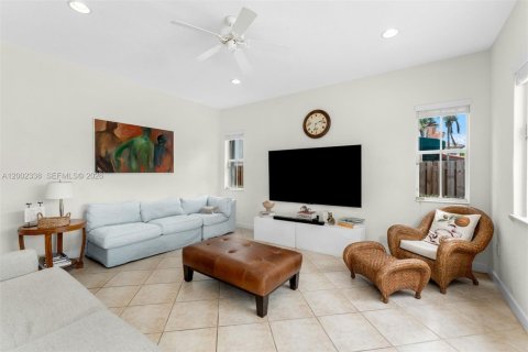 House in Doral, Florida 6 bedrooms, 328.97 sq.m. № 2066277 - photo 15