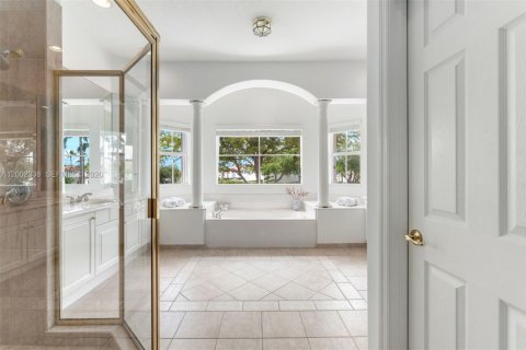 House in Doral, Florida 6 bedrooms, 328.97 sq.m. № 2066277 - photo 26