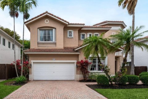 House in Doral, Florida 6 bedrooms, 328.97 sq.m. № 2066277