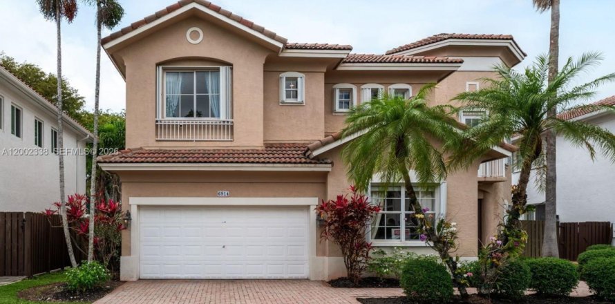 House in Doral, Florida 6 bedrooms, 328.97 sq.m. № 2066277