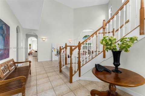 House in Doral, Florida 6 bedrooms, 328.97 sq.m. № 2066277 - photo 3