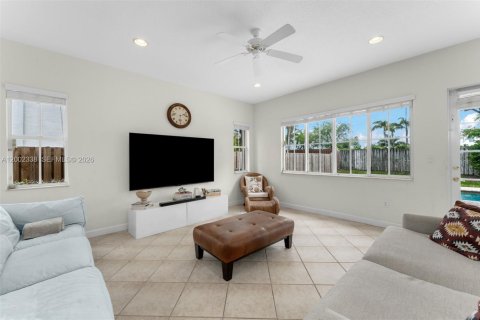 House in Doral, Florida 6 bedrooms, 328.97 sq.m. № 2066277 - photo 6