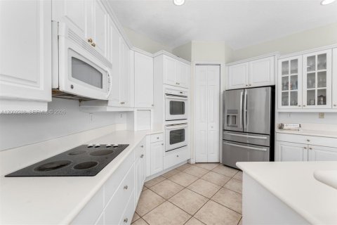 House in Doral, Florida 6 bedrooms, 328.97 sq.m. № 2066277 - photo 17