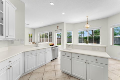 House in Doral, Florida 6 bedrooms, 328.97 sq.m. № 2066277 - photo 18