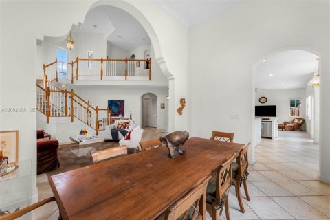 House in Doral, Florida 6 bedrooms, 328.97 sq.m. № 2066277 - photo 7
