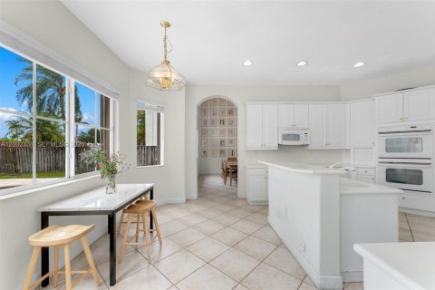 House in Doral, Florida 6 bedrooms, 328.97 sq.m. № 2066277 - photo 16