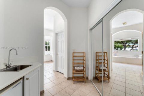 House in Doral, Florida 6 bedrooms, 328.97 sq.m. № 2066277 - photo 24