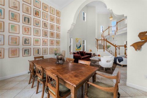 House in Doral, Florida 6 bedrooms, 328.97 sq.m. № 2066277 - photo 4