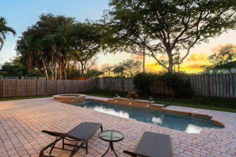 House in Doral, Florida 6 bedrooms, 328.97 sq.m. № 2066277 - photo 14