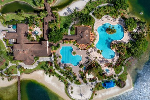 House in Doral, Florida 6 bedrooms, 328.97 sq.m. № 2066277 - photo 10