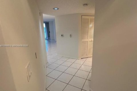 Condo in Tamarac, Florida, 2 bedrooms  № 2076692 - photo 4