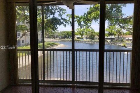 Condo in Tamarac, Florida, 2 bedrooms  № 2076692 - photo 2