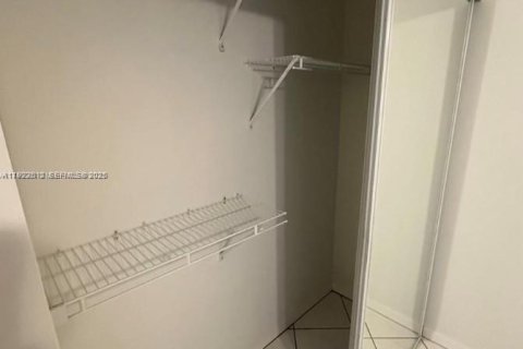 Condo in Tamarac, Florida, 2 bedrooms  № 2076692 - photo 16