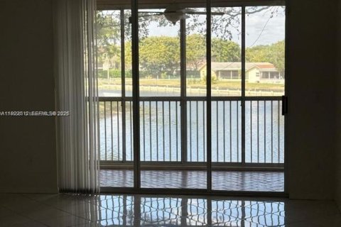 Condo in Tamarac, Florida, 2 bedrooms  № 2076692 - photo 21