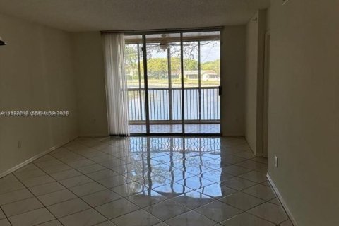 Condo in Tamarac, Florida, 2 bedrooms  № 2076692 - photo 9
