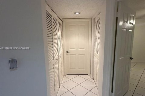 Condo in Tamarac, Florida, 2 bedrooms  № 2076692 - photo 12