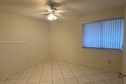 Condo in Tamarac, Florida, 2 bedrooms  № 2076692 - photo 10