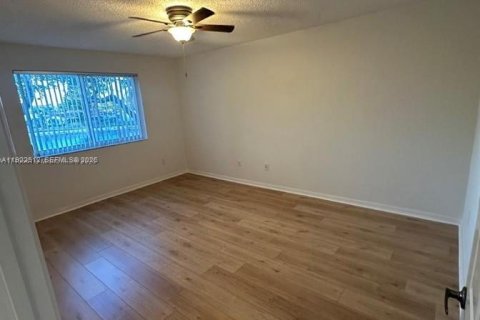 Condo in Tamarac, Florida, 2 bedrooms  № 2076692 - photo 17