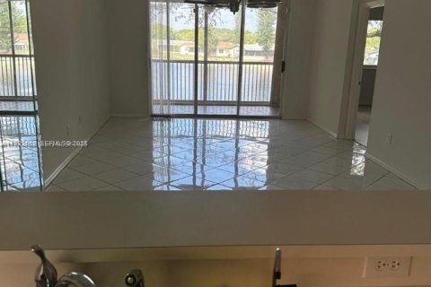 Condo in Tamarac, Florida, 2 bedrooms  № 2076692 - photo 11