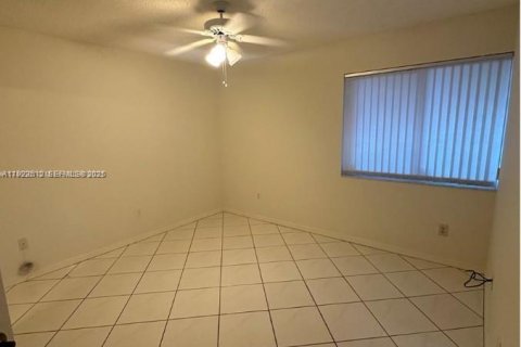 Condo in Tamarac, Florida, 2 bedrooms  № 2076692 - photo 15