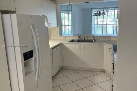 Condo in Tamarac, Florida, 2 bedrooms  № 2076692 - photo 6