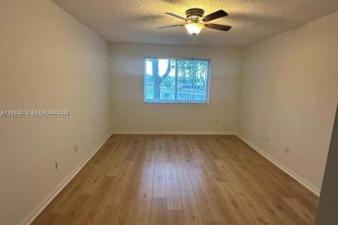 Condo in Tamarac, Florida, 2 bedrooms  № 2076692 - photo 18
