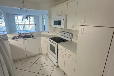 Condo in Tamarac, Florida, 2 bedrooms  № 2076692 - photo 7