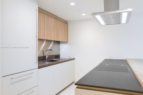 Condo in Miami, Florida, 1 bedroom  № 1702997 - photo 6