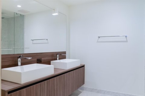 Condo in Miami, Florida, 1 bedroom  № 1702997 - photo 15